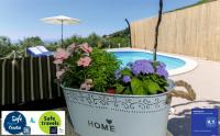 B&B Salona - Holiday Home Rupotina with a large yard, pool and a beautiful view - Bed and Breakfast Salona