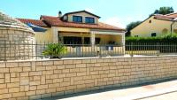 Nice, cosy studio apartment with shared outdoor pool - B&B
