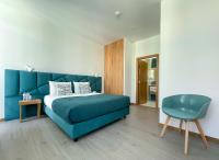 Habitación con cama extragrande y balcón