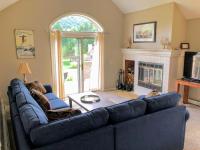 F3 Fairway Village Condo with great mountain views, 8 minute walk from Omni Mount Washington Hotel! - B&B