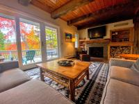 B&B Carroll - R6 Upscale rustic Bretton Woods condo in unbeatable SKI-IN SKI-OUT location Fireplace fast WiFi - Bed and Breakfast Carroll