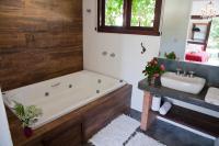 Habitación con cama extragrande y bañera de hidromasaje