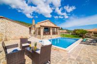 Villa La Isla with Private Pool - Chambres d’hôtes Mouzáki