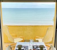 appartamento con terrazzo fronte mare - B&B