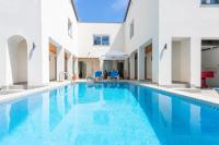 Goldhome - New house with private heated pool, parking, wifi, games room - Chambres d'hôtes Empuriabrava