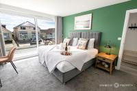 HIDEAWAY by BOURNECOAST - A Stylish Apartment with a Balcony, SEA GLIMPSES and Parking - Just 10 Minutes Walk to the Sandy Beaches - FM8406 - Chambres d'hôtes Bournemouth