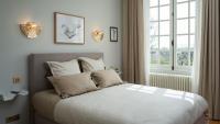 Habitación con cama grande y vistas al jardín