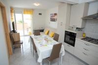 Apartment Tara with pool - Bed and Breakfast Povljana