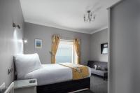Zimmer mit Kingsize-Bett und Meerblick
