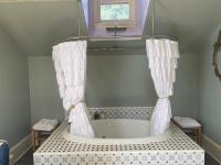 Queen Suite with Spa Bath