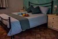 Zimmer mit Kingsize-Bett und Gartenblick.