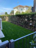 Appartamento rinnovato, con giardino e parcheggio, a 100 mt dal mare - Chambres d'hôtes Marina di Massa