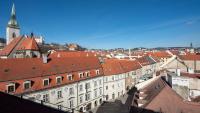 Majestic views from a 60m2 private terrace - Castle, Cathedral, Old Town - B&B Bratislava