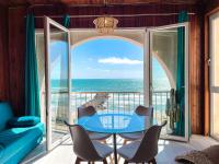 Athena Sea front Apartment, Parking & Pool - B&B Lago Patria