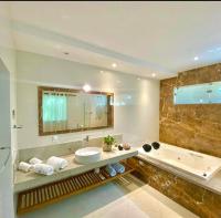 Deluxe Suite with Spa Bath