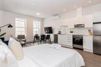 Modern and New Studio in the Heart of the City by Den Stays - Chambres d'hôtes Montréal