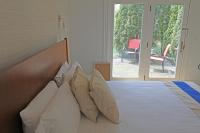 Habitación con cama extragrande y balcón
