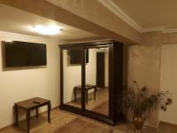 Habitación con cama extragrande y balcón