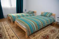 Tweepersoonskamer met 2 Aparte Bedden en Eigen Badkamer