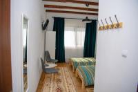 Tweepersoonskamer met 2 Aparte Bedden en Eigen Badkamer