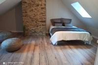 maison quartier médiéval au pied du château FOUGERES - B&B