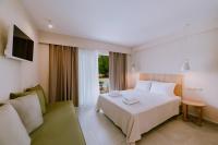 Dreibettzimmer mit Poolblick