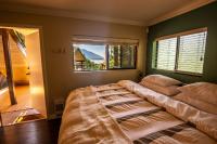 Zimmer mit Kingsize-Bett und Flussblick