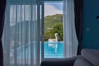 Apartment with Pool View