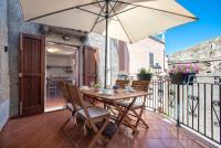 Esclusiva Dimora Storica nel cuore del Borgo Medievale---- Exclusive Historical House inside the Medieval Village - B&B