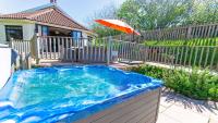 B&B Croyde - Streamways Nr Croyde - Large country cottage with valley views, Hot Tub option and private garden cabin, sleeps 12-16 - Bed and Breakfast Croyde