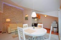 Apartamento de 1 dormitorio con balcón y vistas laterales al mar