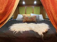 Zimmer mit Kingsize-Bett