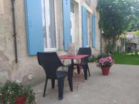 Les Volets Bleus - Deux appartements et un studio, Jardin - B&B Bourges