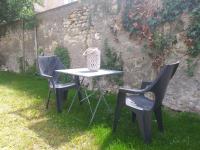 Les Volets Bleus - Deux appartements et un studio, Jardin - Bed and Breakfast Bourges