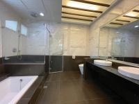 Vierbettzimmer mit Badewanne