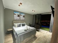 Habitación con cama grande y vistas al mar