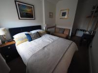 Zimmer mit Kingsize-Bett