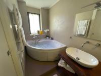 Habitación con cama grande y bañera de hidromasaje