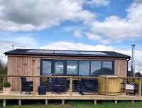 Cleeves Cabins Arran Luxury Lodge with hot tub - B&B Dalry