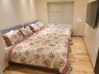 B&B London - London Luxury Apartments 1min walk from Underground, with FREE PARKING FREE WIFI - Bed and Breakfast London