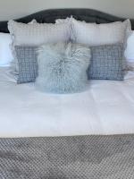 Zimmer mit Kingsize-Bett und Meerblick