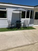 B&B Sandown - 8 Sandy Bottom Sandown Bay Holiday Park, reduced ferry, please contact us - Bed and Breakfast Sandown