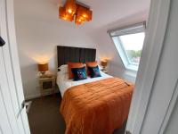 B&B Lymington - THE HIDEAWAY - LUXURY SELF CATERING COASTAL APARTMENT with PRIVATE ENTRANCE & KEY BOX ENTRY JUST A FEW MINUTES WALK TO THE BEACH, SOLENT WAY WALK, SHOPS and many EATERIES & BARS - FREE OFF ROAD PARKING,FULL KITCHEN, LOUNGE,BEDROOM , BATHROOM & WI-FI - Bed and Breakfast Lymington