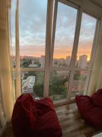 Large 2 room apartment with a beautiful view 2 min metro Chernigivska - Ferienwohnung Kyjiw