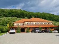 Pensiunea Castania - Pensiune cu piscina la munte - B&B Polovragi