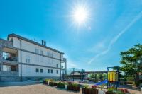 Crowonder Luxury Vir- 6 New Apartments for Families with Playground for Kids - Chambres d'hôtes Vir