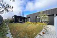 B&B Wanaka - Modern Fully Fenced Stackbrae Holiday Home - Bed and Breakfast Wanaka