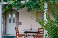 Elia Houses - Traditional House With Backyard - B&B