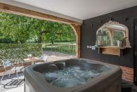 B&B Ipswich - Geoff's Rest at Pond Hall Farm in Hadleigh with Private Hot Tub - Bed and Breakfast Ipswich