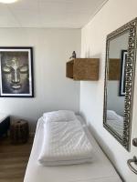 Deze driepersoonskamer heeft een gedeelde badkamer.